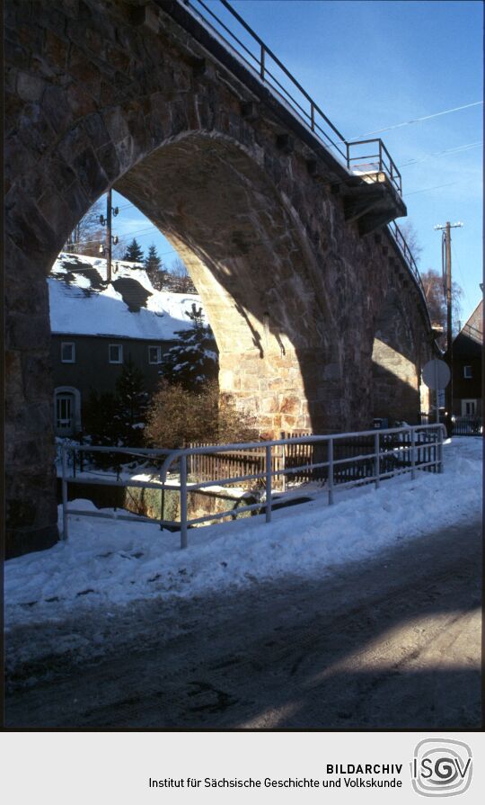 Eisenbahnviadukt in Schmiedeberg im Winter