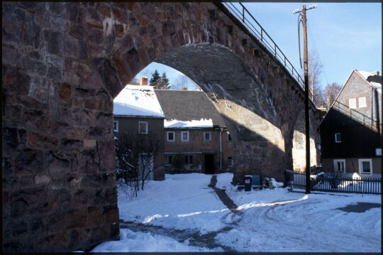 Eisenbahnviadukt in Schmiedeberg im Winter