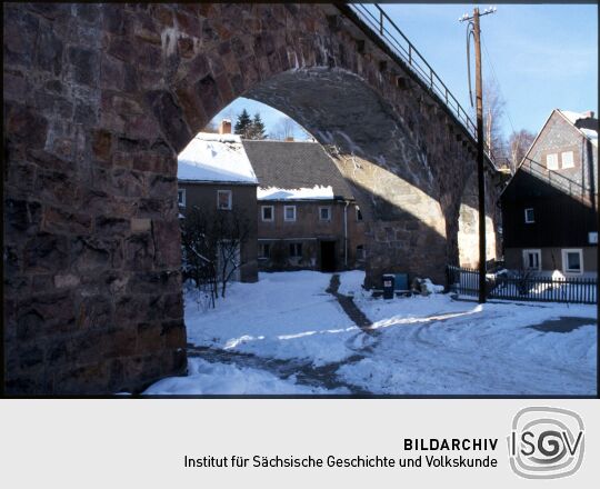 Eisenbahnviadukt in Schmiedeberg im Winter