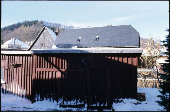 Verschneiter Holzschuppen in Schmiedeberg im Winter