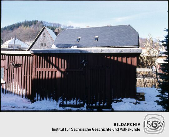 Verschneiter Holzschuppen in Schmiedeberg im Winter