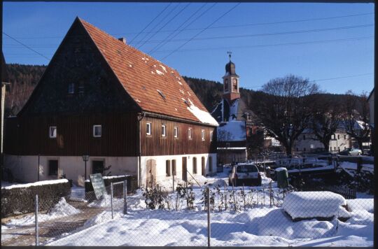 Blick auf das verschneite Schmiedeberg mit der Kirche im Hintergrund