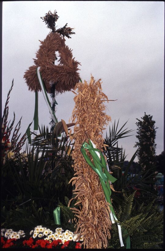 Erntekrone beim Erntedankfest in Schiedel