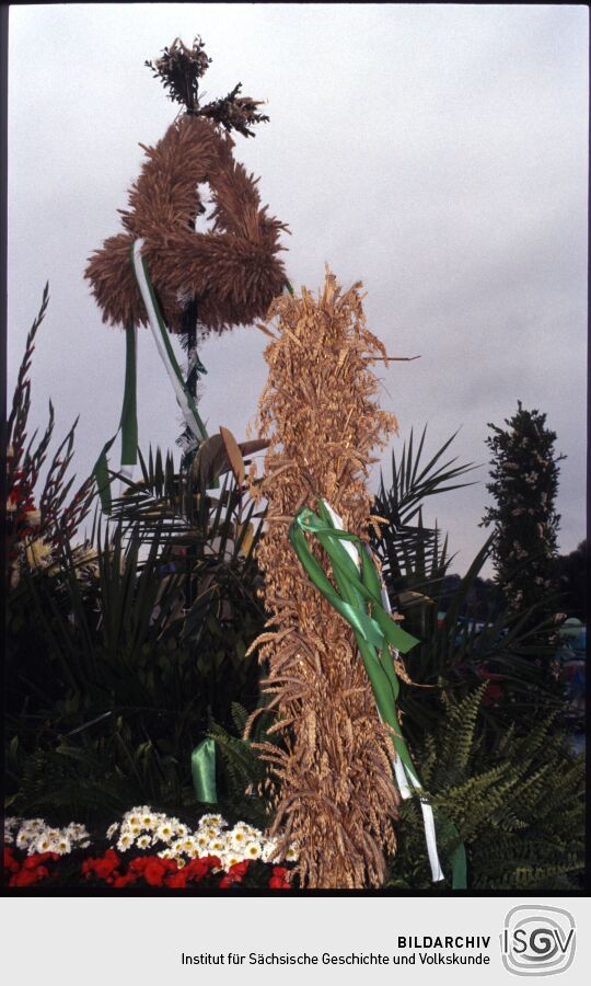Erntekrone beim Erntedankfest in Schiedel