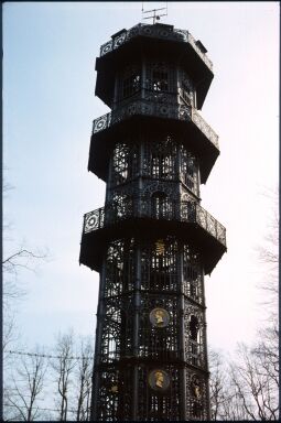 Bild: Blick zum gusseisernen König-Friedrich-August-­Turm auf dem Löbauer Berg