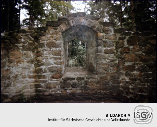 Vorhangbogenfenste in der Ruine der Barbarakapelle in der Dippoldiswalder Heide