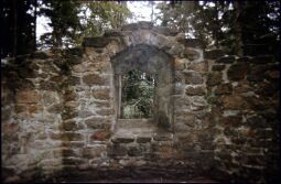 Bild: Vorhangbogenfenste in der Ruine der Barbarakapelle in der Dippoldiswalder Heide