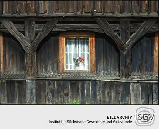 Blumenschmuck in Fenster eines Umgebindehauses in Daubitz