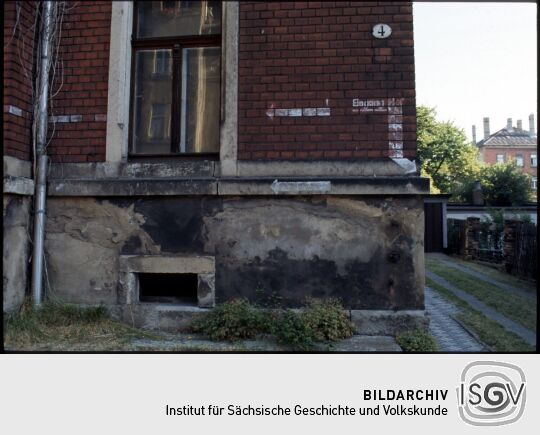 Wegweiser zu Luftschutzräumen an der Wand eines Gebäudes in der Fritz-Schulze-Straße Dresden