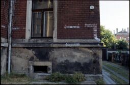 Bild: Wegweiser zu Luftschutzräumen an der Wand eines Gebäudes in der Fritz-Schulze-Straße Dresden