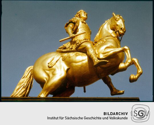 Blick zur Statue 'Goldener Reiter' auf dem Neustädter Markt