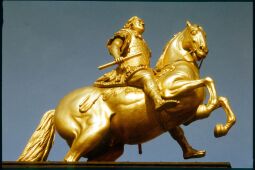 Bild: Blick zur Statue 'Goldener Reiter' auf dem Neustädter Markt