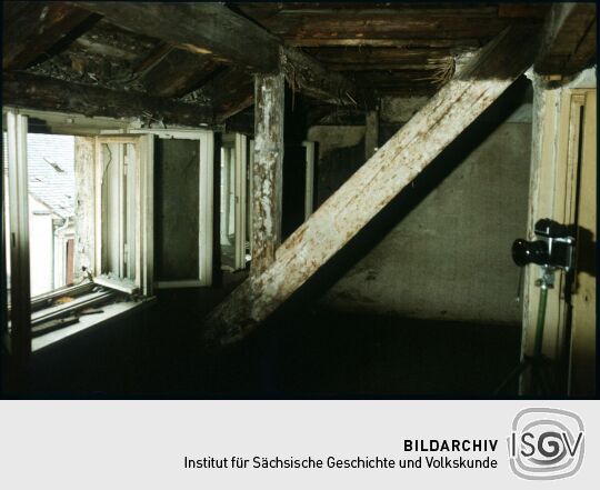 Eine Kamera auf einem Stativ aus dem Fenster des Dachgeschosses Obergraben 15 gerichtet