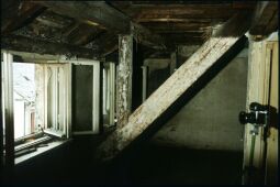 Bild: Eine Kamera auf einem Stativ aus dem Fenster des Dachgeschosses Obergraben 15 gerichtet