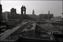 Bild: Blick über die Baustelle für das Hotel Dresdner Hof zur Ruine der Frauenkirche mit den Türmen des Dresdner Rathauses und der Kreuzkirche im Hintergrund