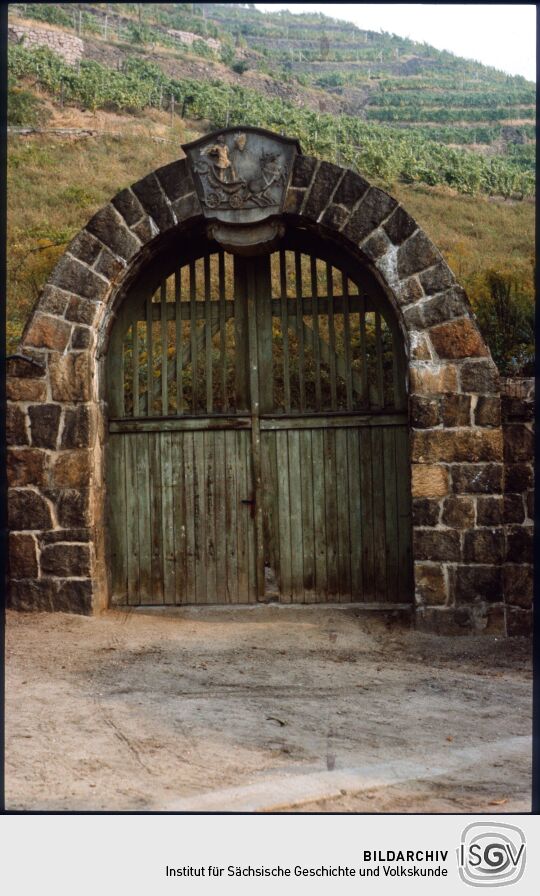 Eingangstor zum Weinberg Goldener Wagen in Radebeul