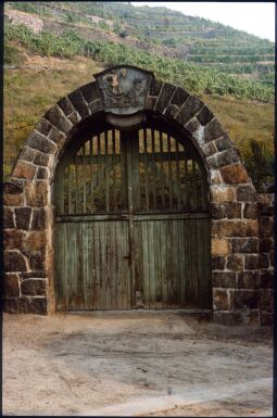 Bild: Eingangstor zum Weinberg Goldener Wagen in Radebeul