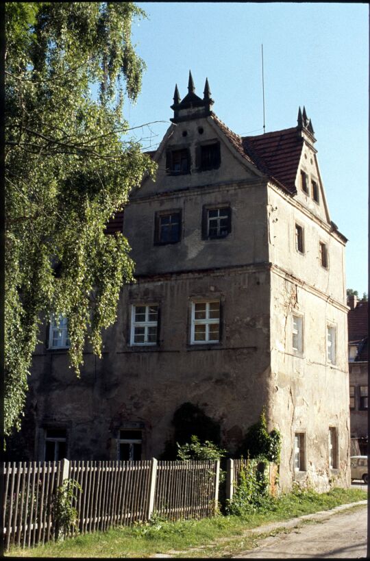 Blick auf den Südflügel von Schloss Lungkwitz mit Obelisken als Abschluss der Giebel