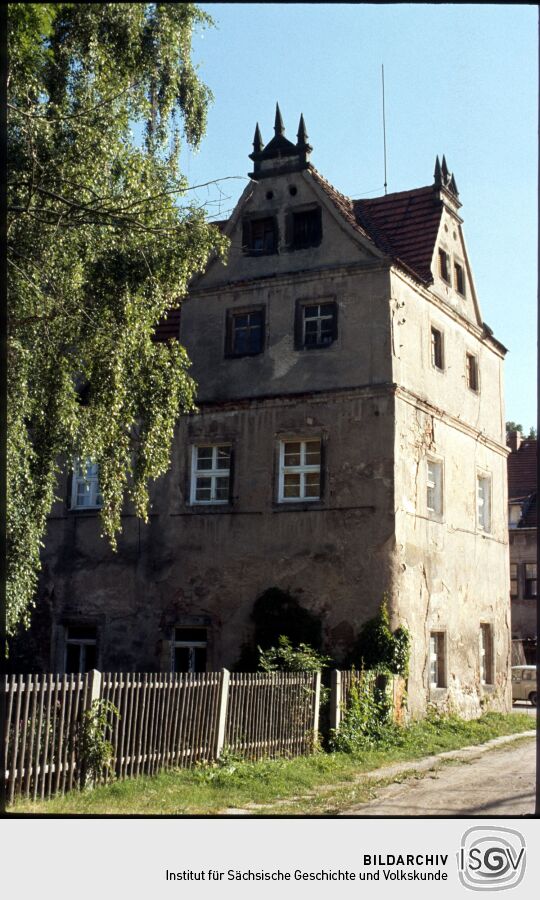 Blick auf den Südflügel von Schloss Lungkwitz mit Obelisken als Abschluss der Giebel