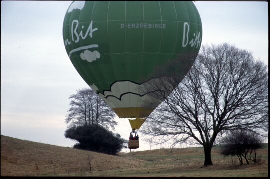 Heißluftballon mit Bierwerbung in Dresden-Weixdorf