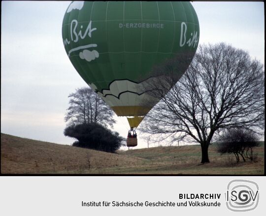 Heißluftballon mit Bierwerbung in Dresden-Weixdorf