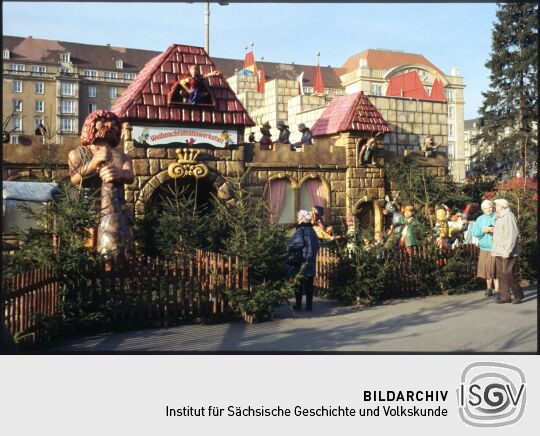 Dekoration in Form einer Burg mit Märchenfiguren auf dem Striezelmarkt auf dem Dresdner Altmarkt