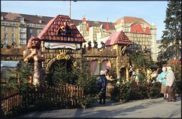 Bild: Dekoration in Form einer Burg mit Märchenfiguren auf dem Striezelmarkt auf dem Dresdner Altmarkt