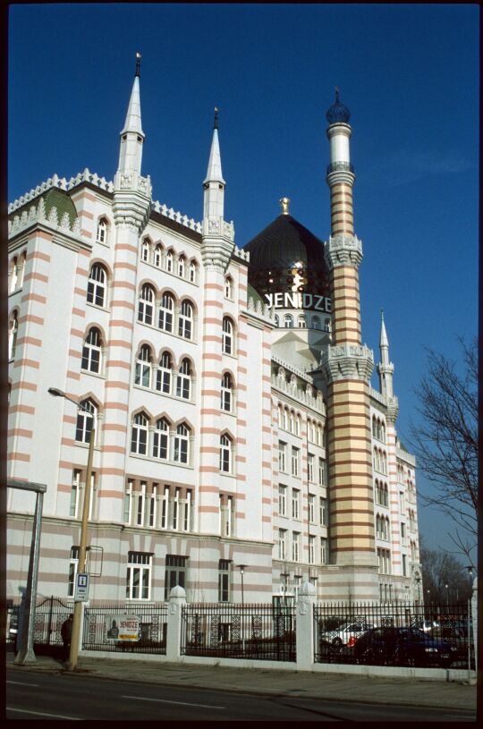 Blick auf den wiederhergestellten Südflügel der ehemaligen Zigarettenfabrik Yenidze in Dresden