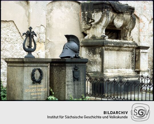 Grabmale an der Mauer des Alten Katholischen Friedhofs in der Dresdner Friedrichstadt