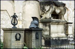 Bild: Grabmale an der Mauer des Alten Katholischen Friedhofs in der Dresdner Friedrichstadt