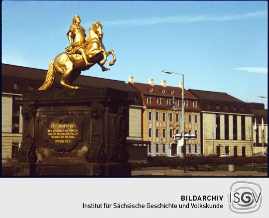 Neustädter Markt mit dem Denkaml 'Goldener Reiter' und dem Interhotel Bellevue