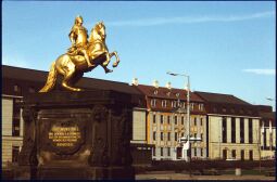 Bild: Neustädter Markt mit dem Denkaml 'Goldener Reiter' und dem Interhotel Bellevue