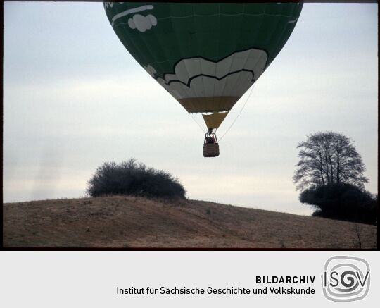 Heißluftballon mit Bierwerbung in Dresden-Weixdorf