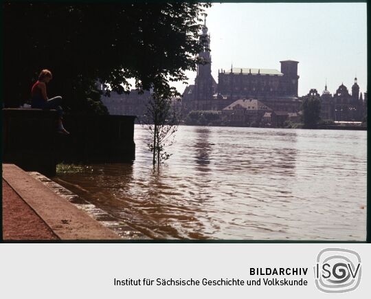 Blick über die Elbe zur Katholische Hofkirche und die Ruinen des Schlosses während eines Hochwassers