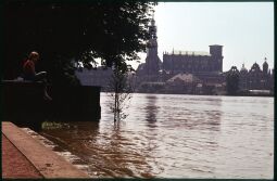 Bild: Blick über die Elbe zur Katholische Hofkirche und die Ruinen des Schlosses während eines Hochwassers
