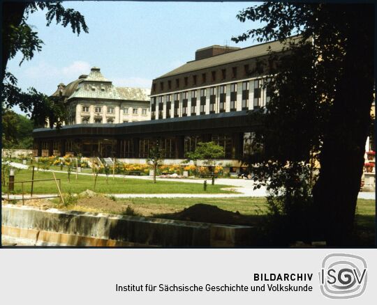 Blick aus den Gartenanlagen hinter dem Hotel Bellvue zum Japanischen Palais