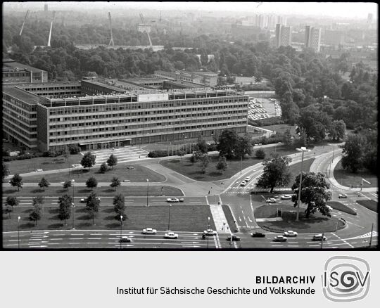 Blick vom Dresdner Rathausturm auf ein Gebäude des Kombinat Robotron und das Rudolf-Harbig-Stadion