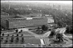 Blick vom Dresdner Rathausturm auf ein Gebäude des Kombinat Robotron und das Rudolf-Harbig-Stadion