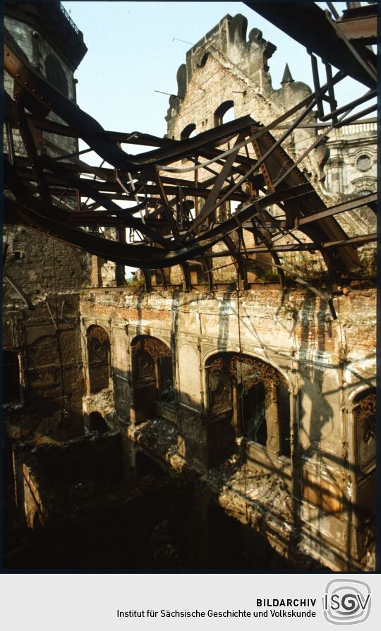 Demolierter Metalldachstuhl im Nordflügel der Ruine des Dresdner Schlosses