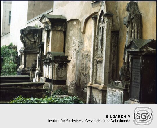 Grabmale an der Mauer des Alten Katholischen Friedhofs in der Dresdner Friedrichstadt
