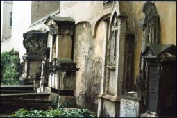 Bild: Grabmale an der Mauer des Alten Katholischen Friedhofs in der Dresdner Friedrichstadt