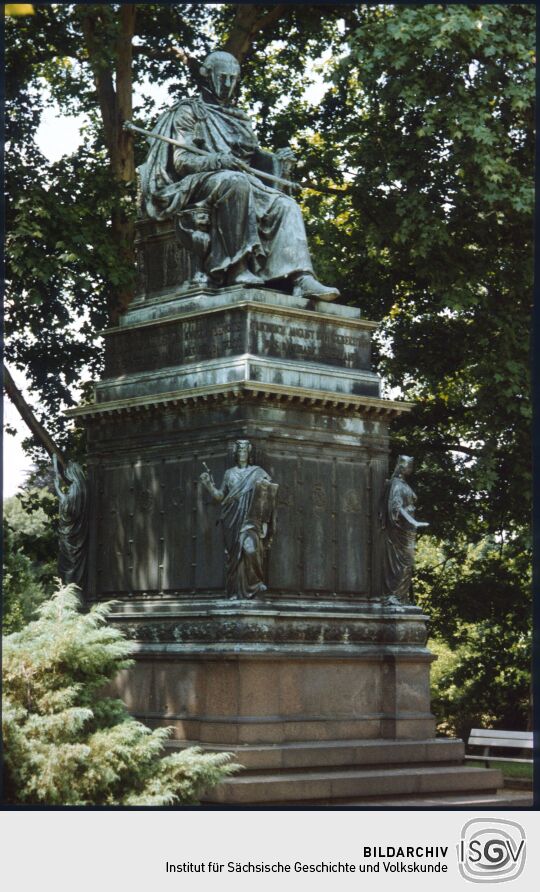 Denkmal für König Friedrich August I. im Park des Japanischen Palais