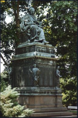 Bild: Denkmal für König Friedrich August I. im Park des Japanischen Palais