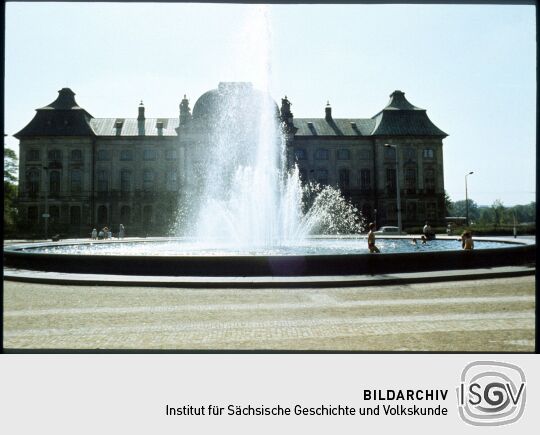 BadendeKinder im Brunnen vor dem Japanischen Palais