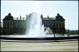 Bild: BadendeKinder im Brunnen vor dem Japanischen Palais
