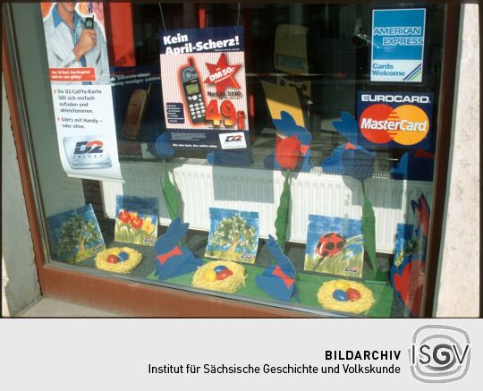 Österlich geschmücktes Schaufenster mit Werbung für Mobiltelefone an der Bautzner Straße