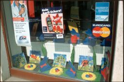 Bild: Österlich geschmücktes Schaufenster mit Werbung für Mobiltelefone an der Bautzner Straße