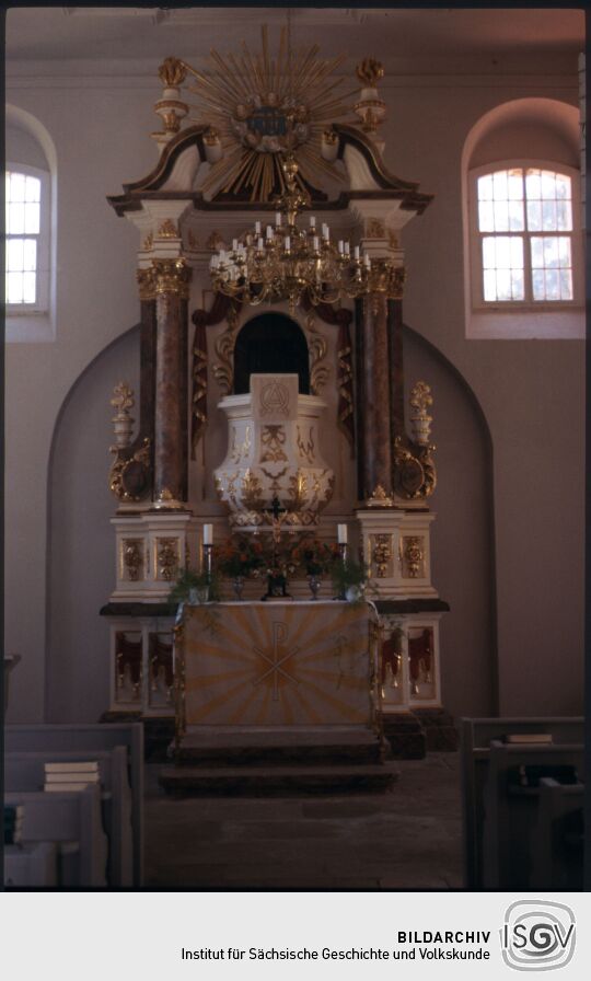 Blick zum barocken Kanzelaltar in der Kirche Klingenberg