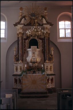 Bild: Blick zum barocken Kanzelaltar in der Kirche Klingenberg