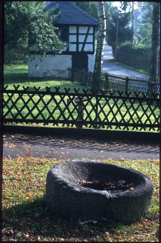 Steinernes Becken (?) und ein Fachwerkgebäude in Sachsgrün